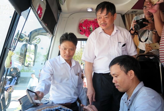 Lãnh đạo thành phố Đà Nẵng kiểm tra việc lắp đặt camera trên xe du lịch 